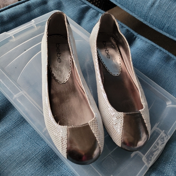 bebe silver flats size 5 - Picture 2 of 4